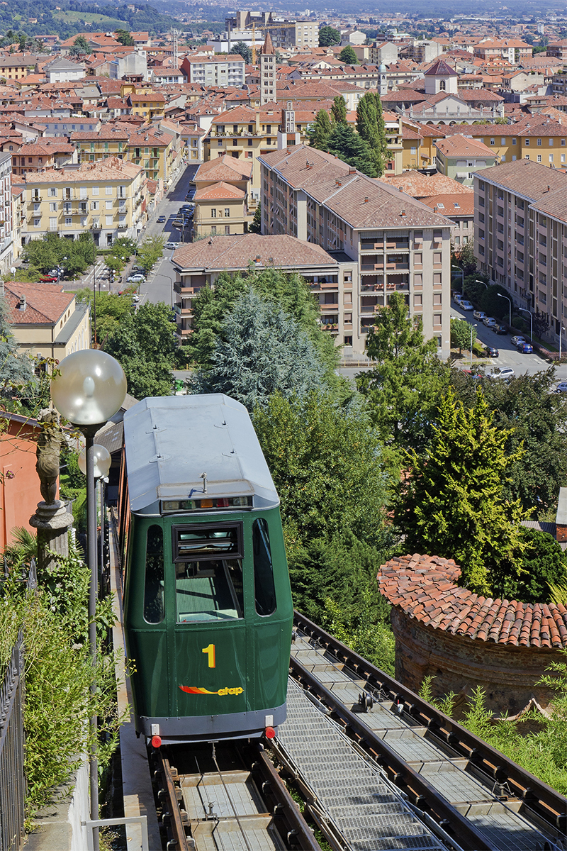 Salendo al Piazzo di VILLA MARIO