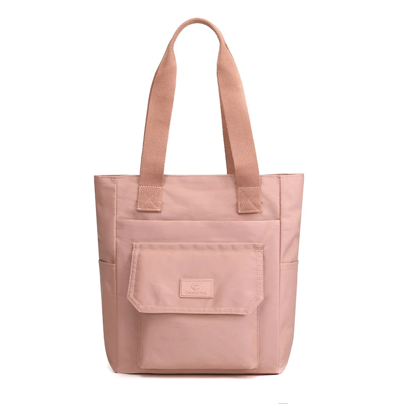 Grote, modieuze nylon schoudertas voor dames. Ideaal voor dagelijks gebruik, werk en reizen. Biedt veel ruimte en combineert stijl met functionaliteit.