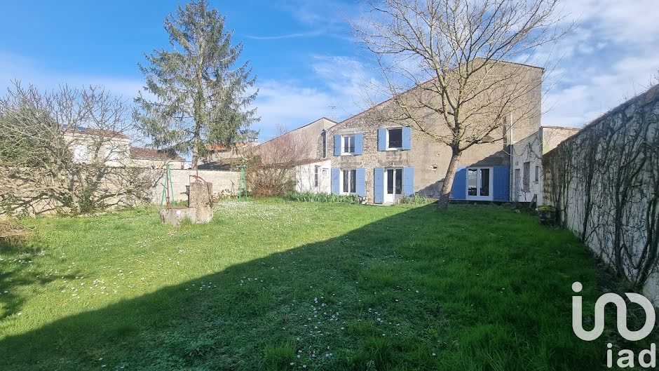 Vente maison 5 pièces 158 m² à Saint-Jean-d'Angély (17400), 197 000 €