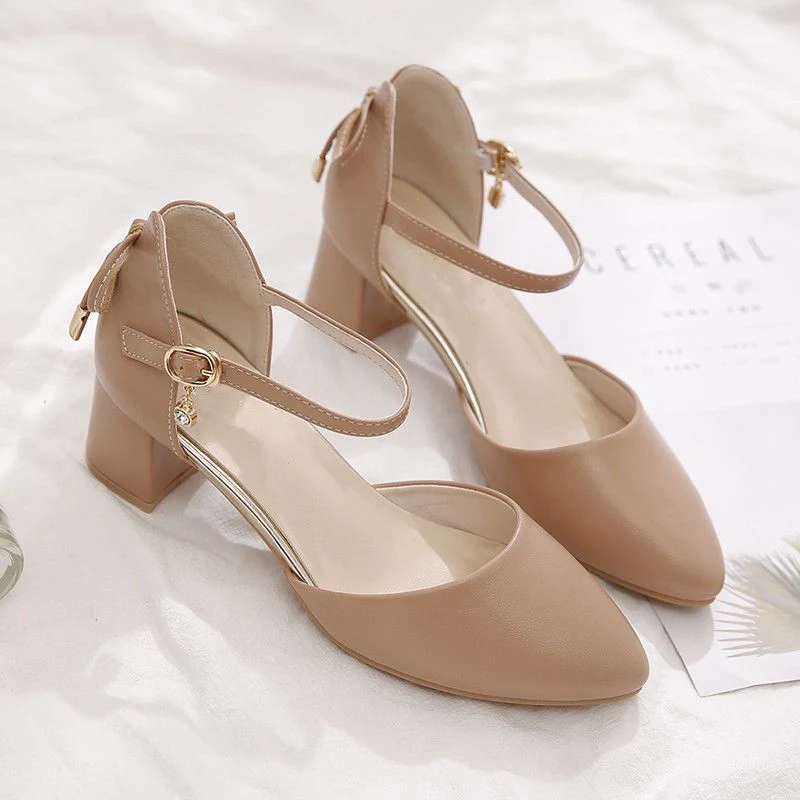 Escarpins à talons hauts pour femmes, bout fermé et talon épais. Profitez du style et du confort avec ces talons élégants, parfaits pour toutes les occasions.