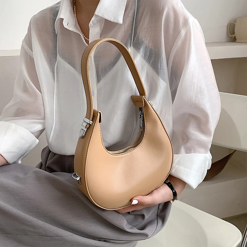 Populaire Messenger Bag met Ketting De perfecte tas voor dagelijks gebruik, stijlvol en functioneel, veilig en trendy, ideaal voor werk en vrije tijd.