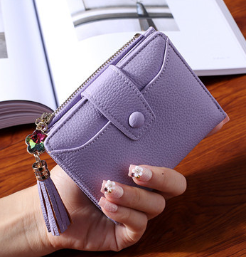 Carteira Violeta Vegana de Couro Sintético Feminina. Prática, elegante e eco-friendly. Organize seus cartões e dinheiro com estilo e consciência.