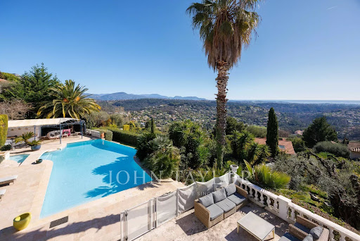 House with pool and garden 1