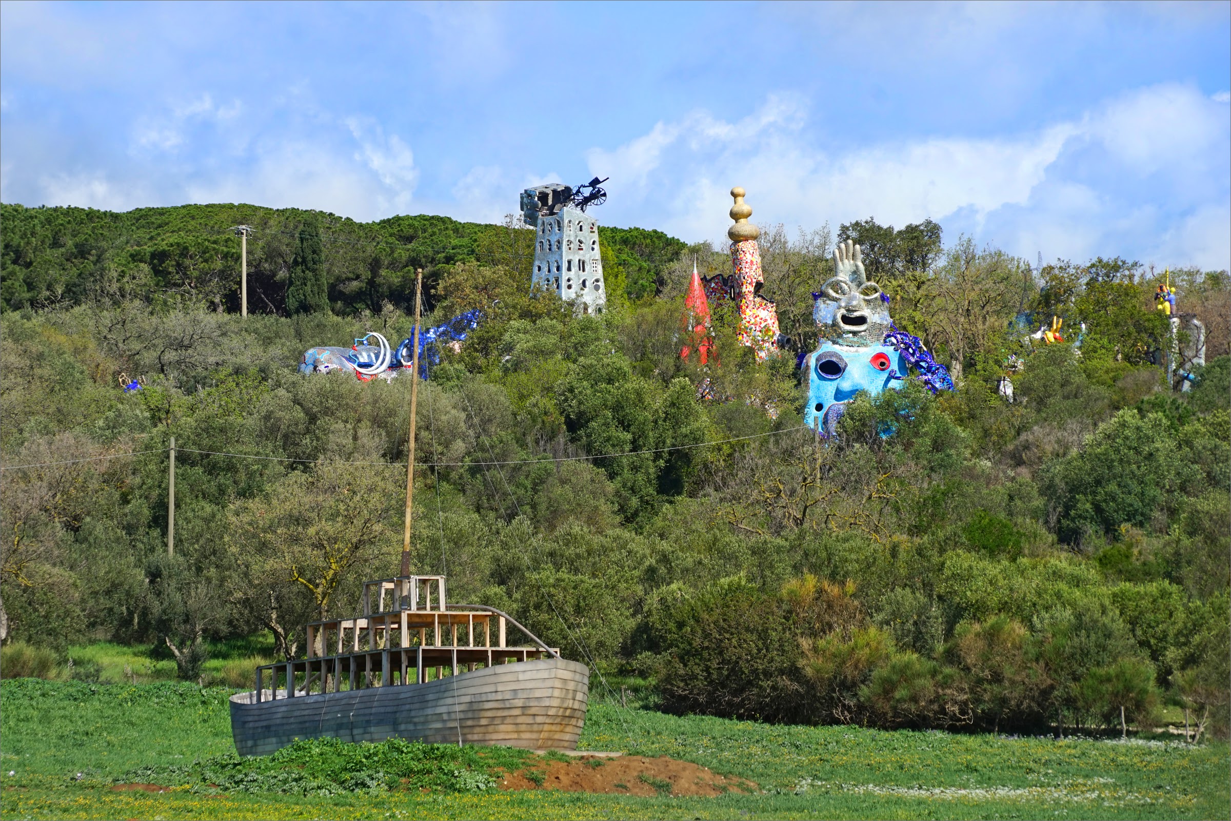 Niki de Saint Phalle, Vista del Giardino dei Tarocchi dall'esterno del parco,  Capalbio, Toscane