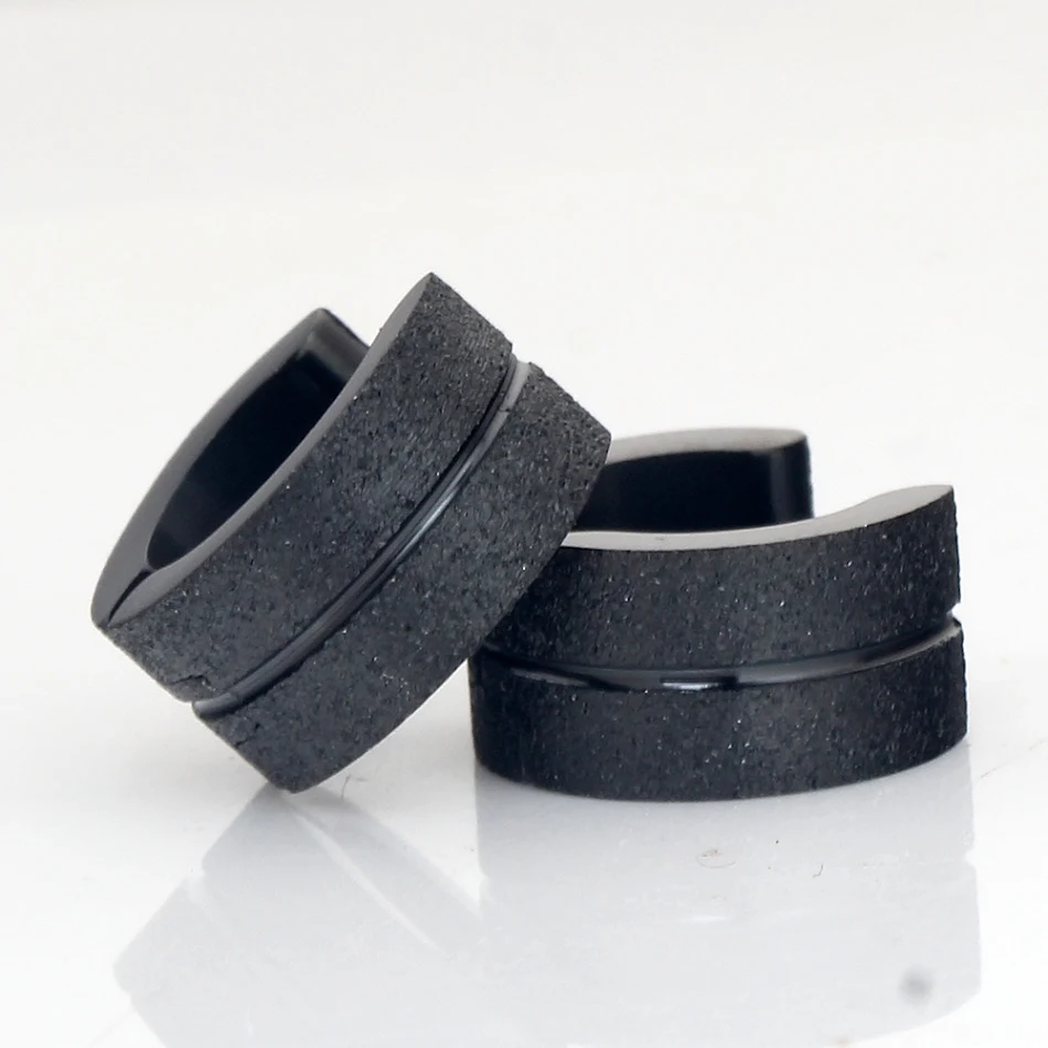 Brincos de aço titânio duplos, inoxidáveis e foscos. Design elegante e moderno para um visual sofisticado e confortável para uso diário.