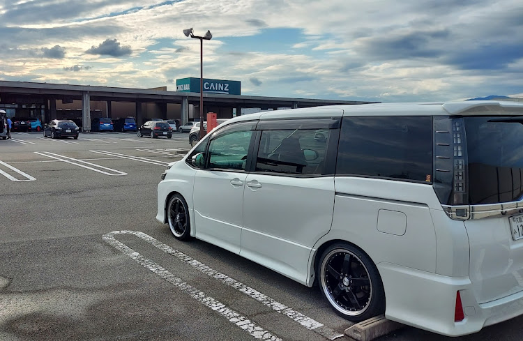 ヴォクシーの空・低いようで低くない丁度良い高さ・テインフレックスA・グラスターファイブ・暑かったに関するカスタム事例の投稿画像1枚目