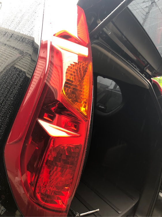 エクストレイルのテールランプ交換・LEDテール・エクストレイル・クロカン・SUVに関するカスタム事例の投稿画像1枚目
