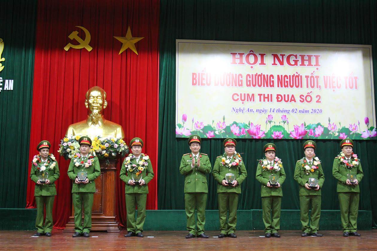 Đồng chí Đại tá Nguyễn Mạnh Hùng, Phó Giám đốc Công an tỉnh tặng hoa, kỷ niệm chương cho 7 tập thể điển hình tiên tiến
