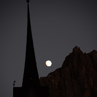 La luna tra i monti di 