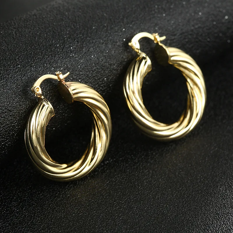 Boucles d'oreilles à clip Twist Vintage, atmosphériques et ajourées. Un design creux et élégant pour un style unique et bohème, parfaites pour une touche vintage.