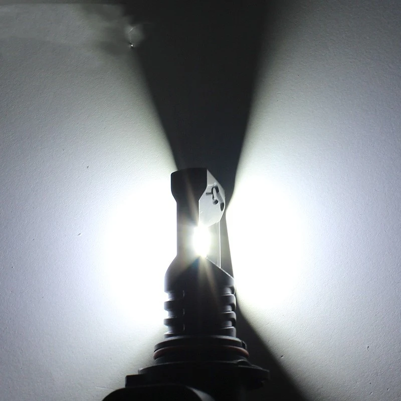 Phares antibrouillard haute puissance CSP pour une visibilité optimale. Éclairage puissant et sûr pour une conduite plus sereine, même par mauvais temps.