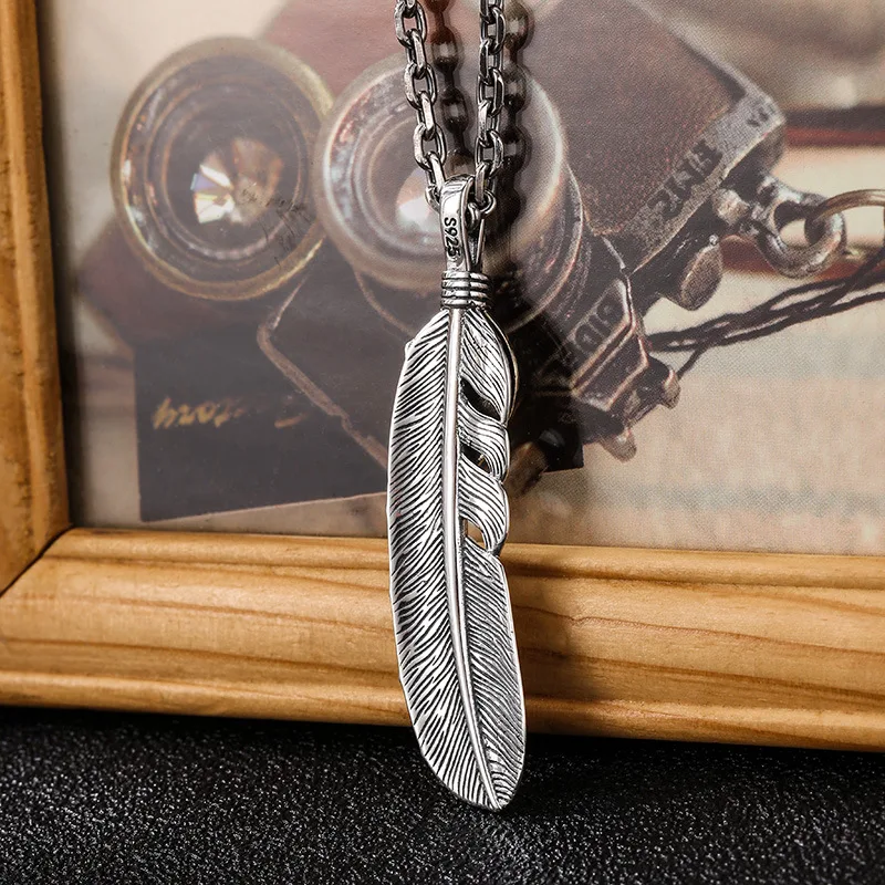 Koreaanse chique en unieke verenketting. Een stijlvolle accessoire die je look verrijkt met een onderscheidende en moderne touch, perfect voor elke gelegenheid.
