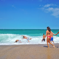 I ragazzi si divertono si tuffano nel mare ... di 