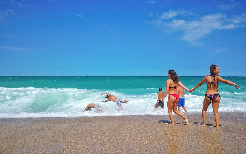 I ragazzi si divertono si tuffano nel mare ... di bepi1969