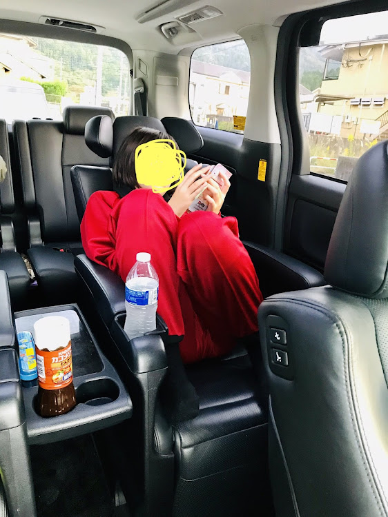 ヴェルファイアのヴェルファイア20系・子ども・おやつタイム・車内から撮影・サンルーフに関するカスタム事例の投稿画像2枚目