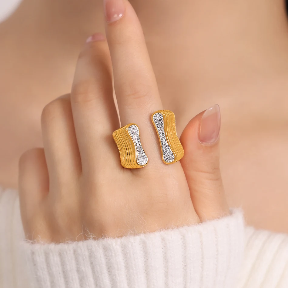 Anillo con textura de concha French Personality para una elegancia atemporal. Un accesorio único para expresar tu estilo y personalidad.