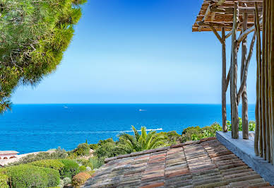 Villa avec piscine en bord de mer 11