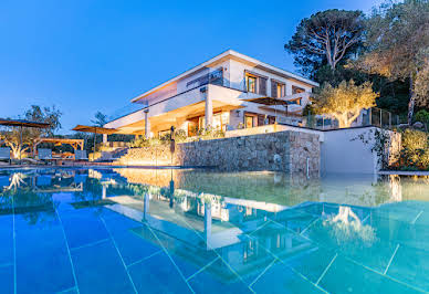 Seaside villa with pool 4