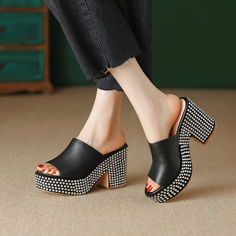 Plateau sandalen met hoge, chunky hak, een trendy en comfortabele keuze voor dames, perfect voor een stijlvolle zomerlook.