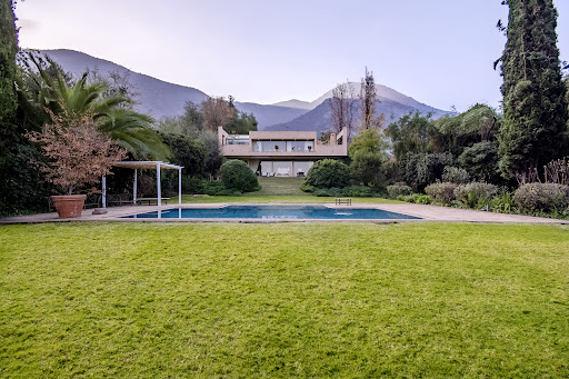 Prestige house for sale in Vitacura (Chile) - Modern villa with pool and garden