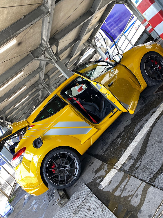 メガーヌ ハッチバックの洗車・マンハッタンゴールド・シュアラスター・固形ワックスに関するカスタム事例の投稿画像1枚目