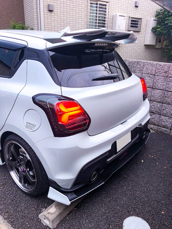 スイフトスポーツのKuhl Racing・ADVAN GT・VALENTIテールランプに関するカスタム事例の投稿画像2枚目