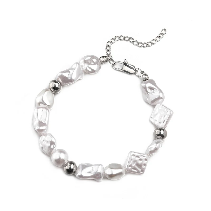 Collier de perles d'eau douce, bracelet baroque minimaliste. Un bijou élégant et intemporel pour femmes. Parfait pour toutes les occasions.