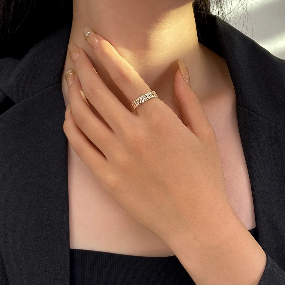 Bague diamant géométrique goutte d'eau à articulation rétro simple et élégante, parfaite pour un look sophistiqué au quotidien.