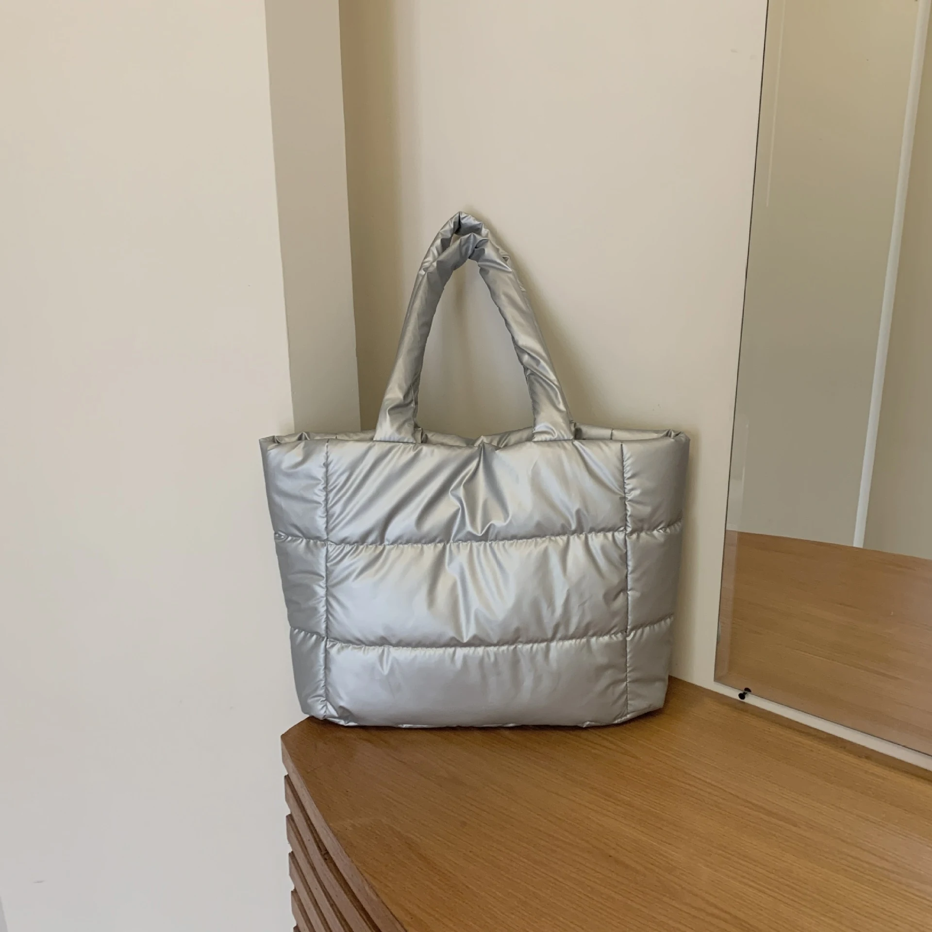 Title 10, Bolsa tote macia com enchimento de algodão, por...