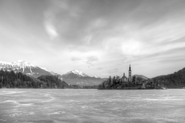 Frosted lake di stepfuturistico