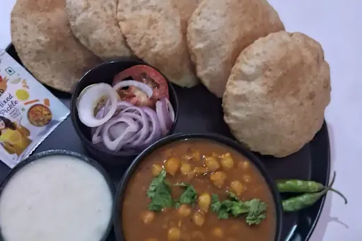 5 Poori With Chole And Raita