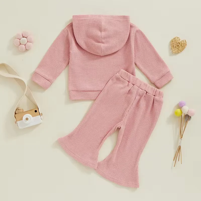Ensemble fille gaufré à capuche et manches longues avec pantalon patte d'éléphant. Confort et style pour jouer et s'amuser au quotidien. Idéal pour toutes occasions.
