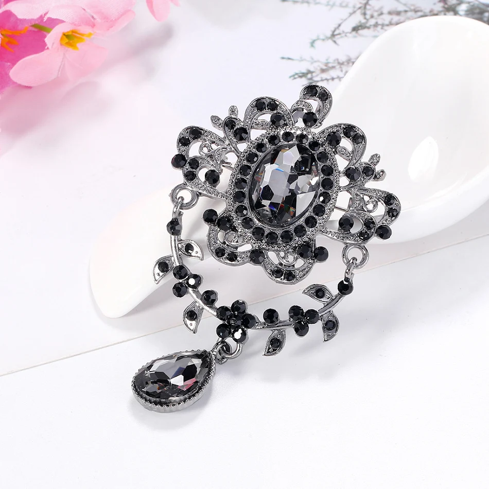 Corsage di lega con strass in vetro, un accessorio di moda brillante e sofisticato per un tocco di eleganza. Perfetto per eventi speciali.