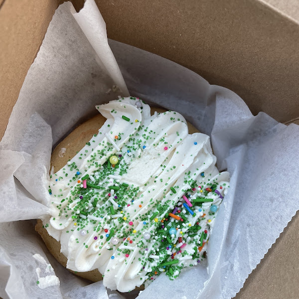 Do you see this sugar cookie?! OMGOODNESS, it is one of the best cookies I have ever had. A MUST if you are in the Hershey area!