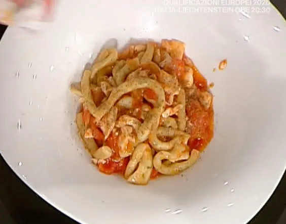 Strozzapreti con gallinella e polvere di capperi