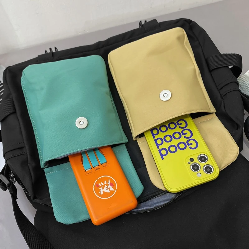 Koreaanse schoudertas voor studenten met contrasterende kleuren en Japanse retrostijl. Stijlvol en praktisch voor dagelijks gebruik.