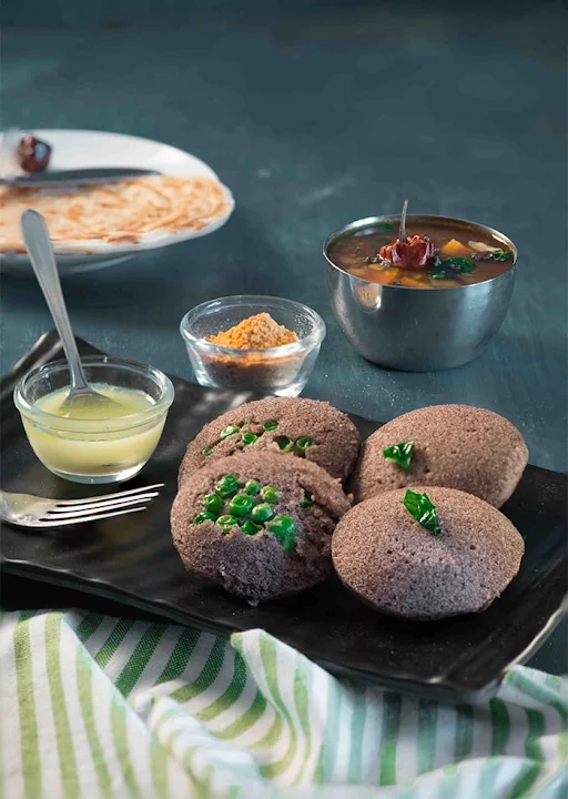 Ragi Idli (Sambhar & Chutney)