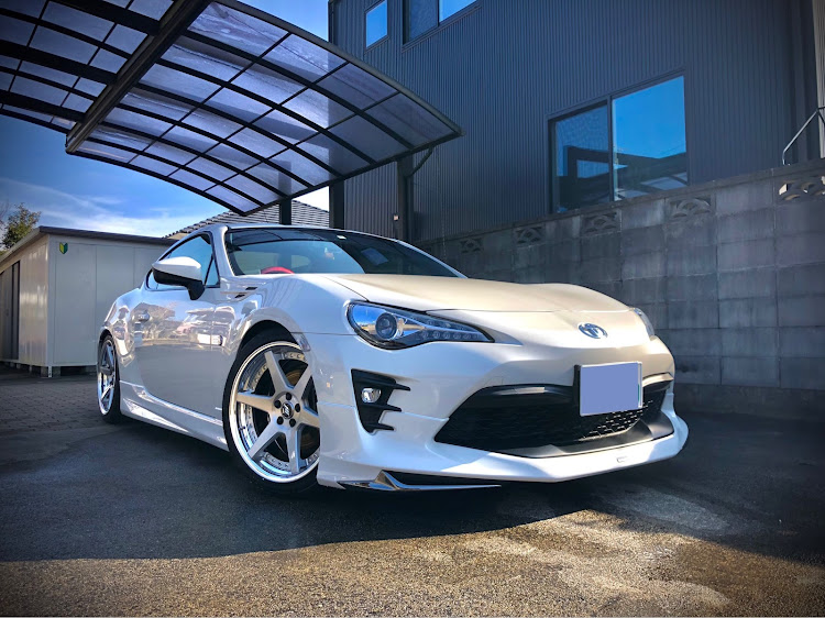86の86BRZオーナーさんと繋がりたい・車が好きな人と繋がりたい・クルマ好きと繋がりたい・誕生日なんです・ツライチもどきに関するカスタム事例の投稿画像1枚目