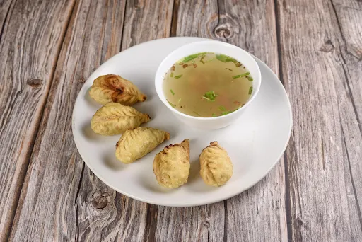 Fried Chicken Momos [5 Pieces] With Chicken Soup