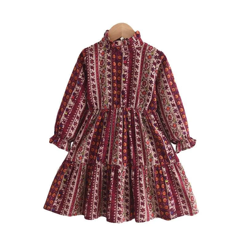 Vestido infantil com gola alta, manga longa e estampa. Conforto e estilo em uma peça perfeita para diversas ocasiões, ideal para meninas.