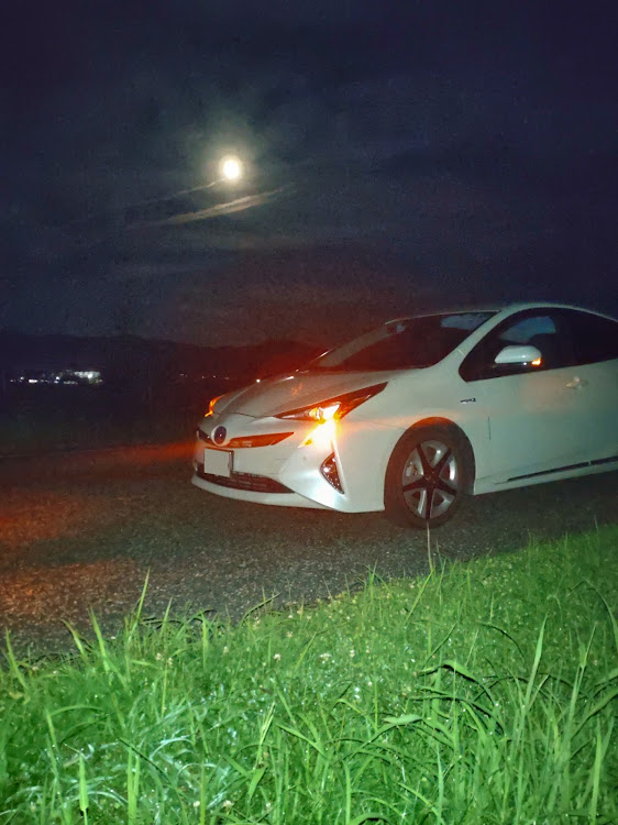 プリウスの月とコラボ・夜でも暑い！・奈良　夜道　ドライブに関するカスタム事例の投稿画像1枚目