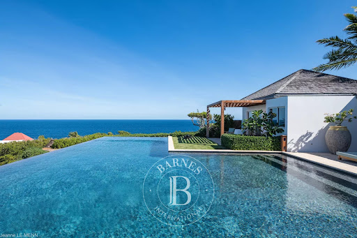 Villa avec piscine et terrasse 1