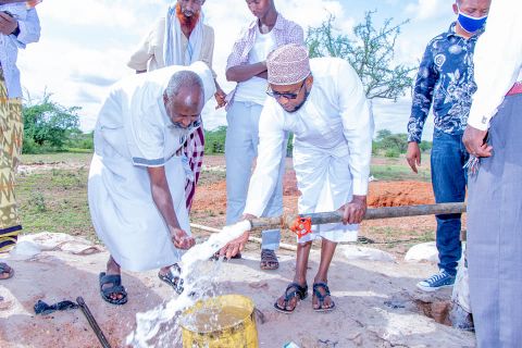 Garissa Water CEC Abdi Omar (right) during the commissioning of a borehole at Nuno centre in Sankuri ward.