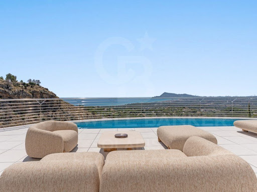 Maison avec piscine et terrasse 1