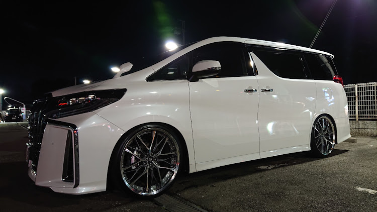 アルファードのKrenze Weaval・NITTO INVO・22inch・洗車・だけど雨予報(´Д｀)に関するカスタム事例の投稿画像1枚目