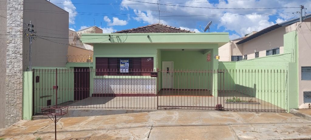 Casa com 3 dormitórios para alugar, 130 m² por R$ 1.412,74/mês - Nossa Senhora da Abadia - Uberaba/MG