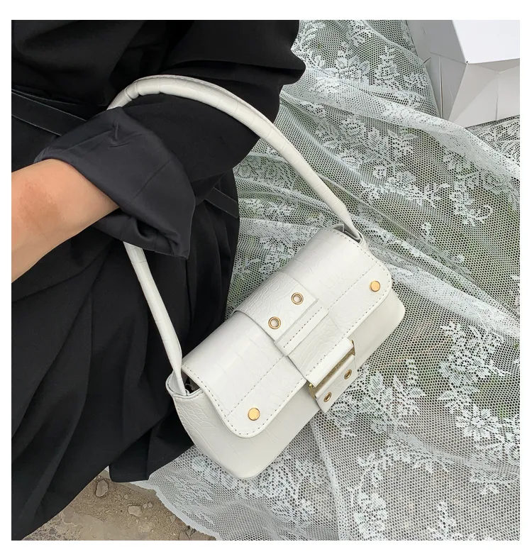 Bolso de hombro con hebilla y color sólido, discreto y práctico. Ideal para llevar tus esenciales con seguridad y estilo.