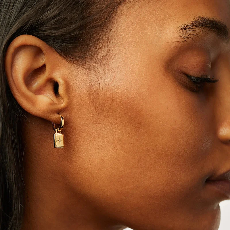 Boucles d'oreilles clous étoile octagramme géométriques simples et élégantes, un accessoire subtil pour un look sophistiqué.