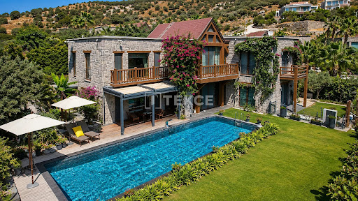 House with pool and terrace 4