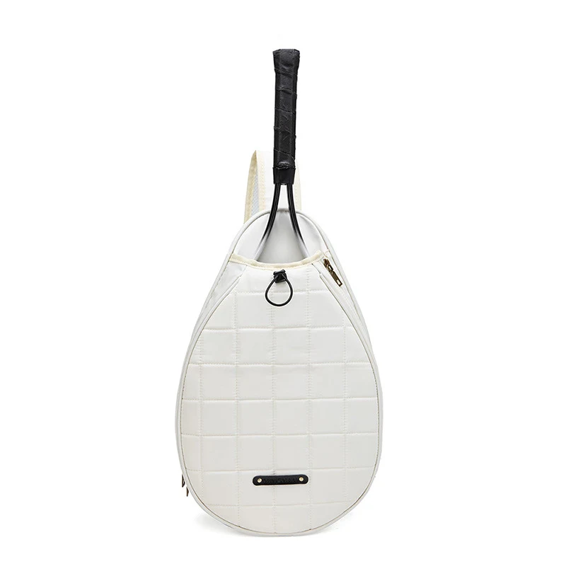 Sac de tennis portable, sportif et de grande capacité, parfait pour transporter tout votre équipement avec confort et style.